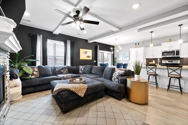 Building Photo - Beautiful 3 Bedroom 3 Bath Pet Friendly Ho...