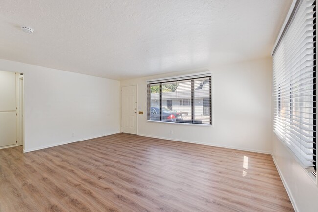 Building Photo - Renovated 2BR in Milwaukie