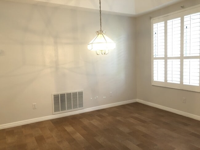 Building Photo - Beautiful Home with Water View in Eastwood!