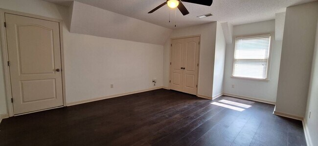 Foto del edificio - Gorgeous 5 bedroom 3 full bath home for rent