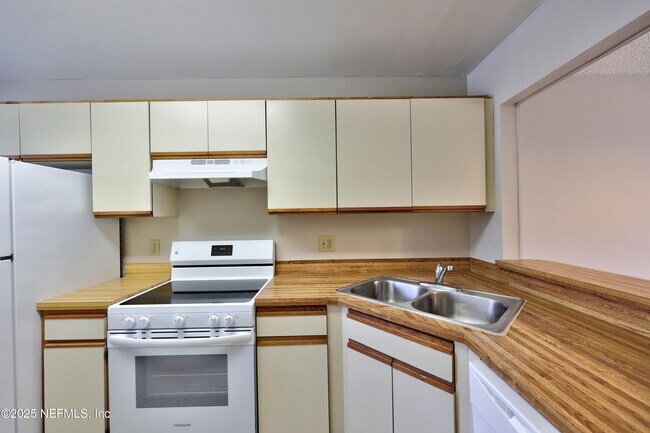 Foto del edificio - 3801 Crown Point Rd