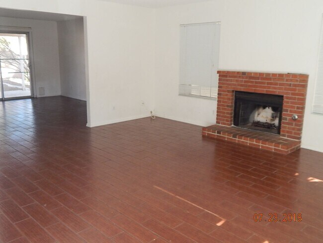 Foto del edificio - Beautiful Large 3 Bedroom PLUS Loft Near S...