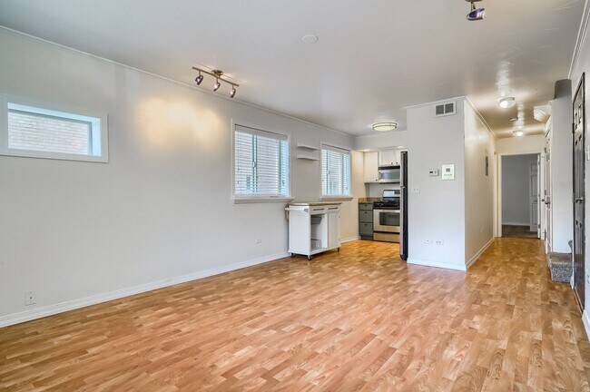 Building Photo - 3 Bed / 2 Bath Capitol Hill Condo | 2 Parking Spaces | Balcony | Walk Score 95