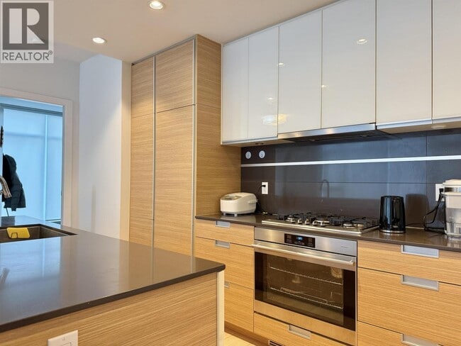 Building Photo - 4688 Kingsway