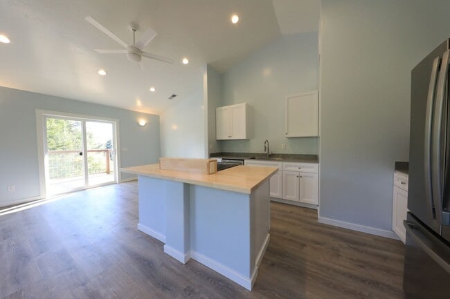 Building Photo - 287-247 S Westhaven Dr
