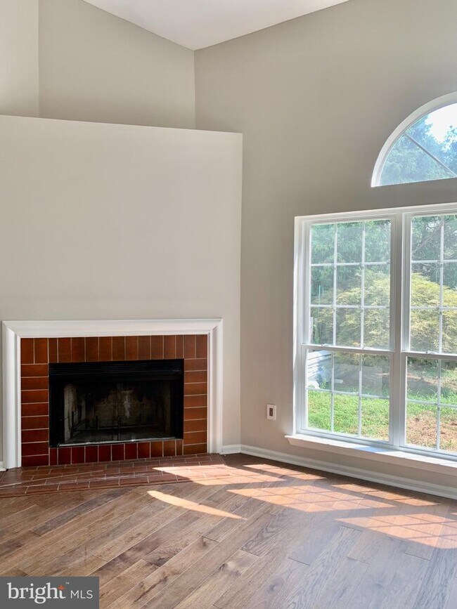 Building Photo - 683 Danbury Ct