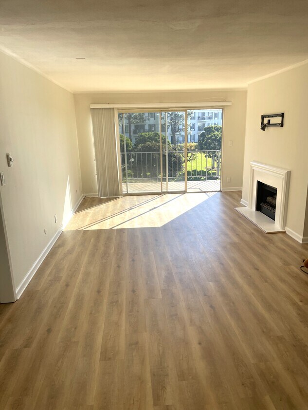 500 Cagney Ln Unit Newport Beach Condo, Newport Beach, CA 92663 Condo