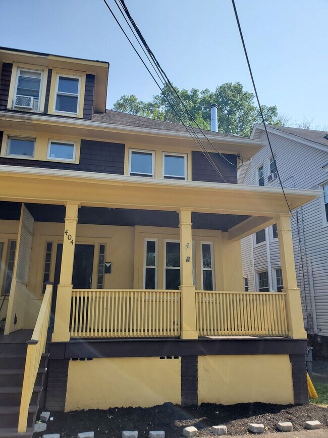 Building Photo - Updated & freshly painted, half duplex wit...