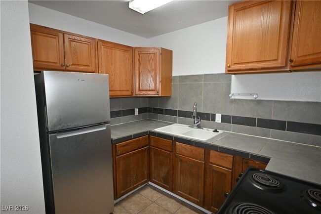 Foto del edificio - 2334 N Lamb Blvd