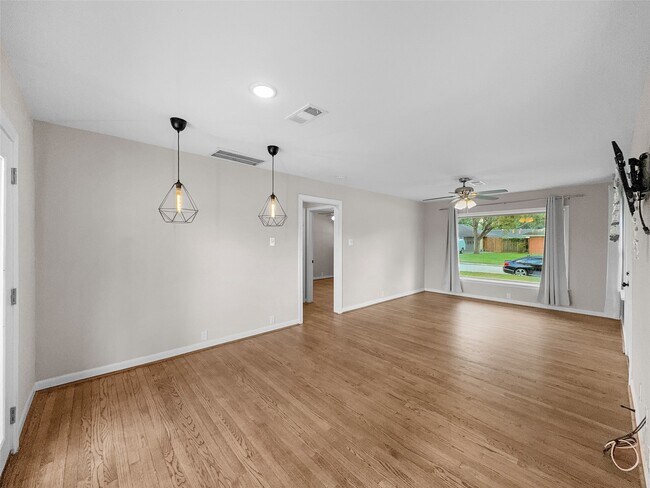 Building Photo - 2202 Stonecrest Dr