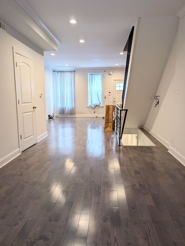 Foto del edificio - Stunning 3-Bedroom Townhome with Finished ...