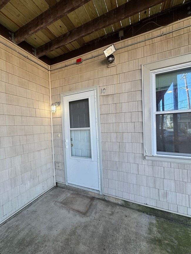 Building Photo - 1 Golf Ave