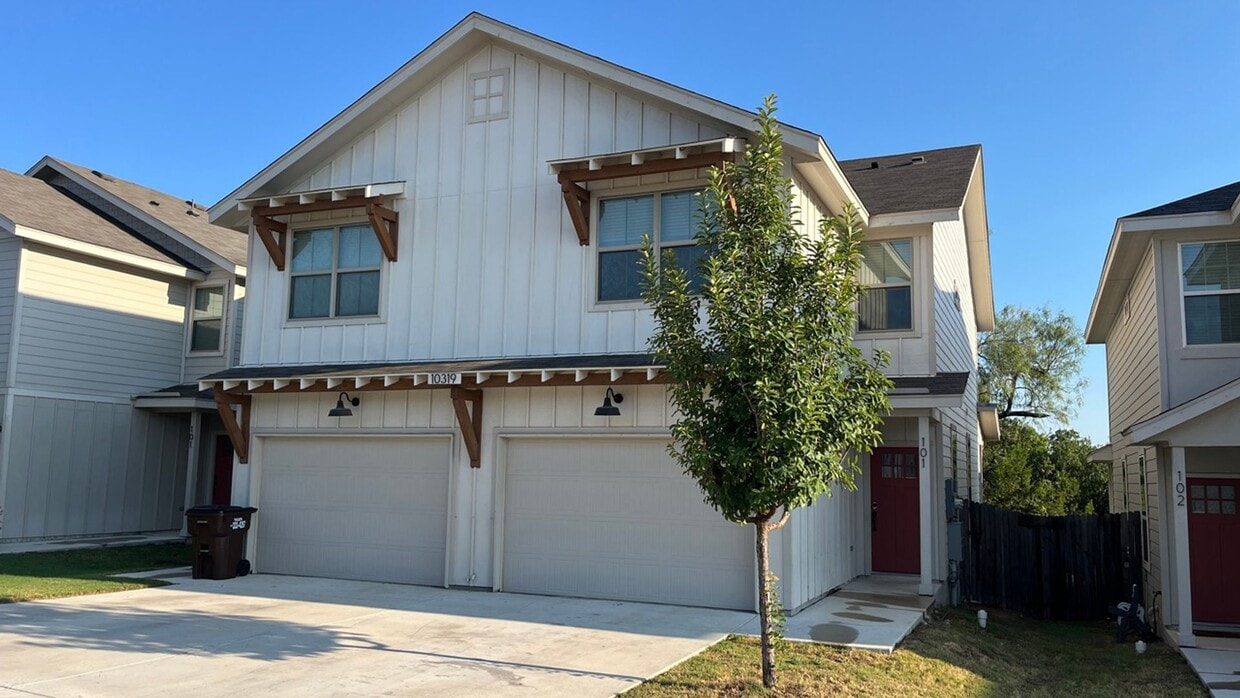 Primary Photo - Don’t Miss Out on This Gorgeous Townhome! ...