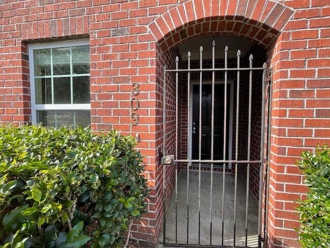 Foto del edificio - 2 Bedroom, 2.5 Bathrooms Townhome in the Heart of Savannah's Southside