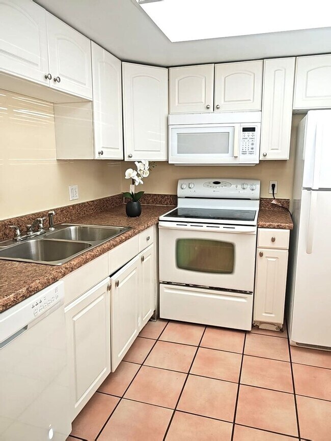 Foto del edificio - Charming 1 Bedroom / 1 Bathroom Condo – First Floor Unit with Florida Room in a Gated Community.