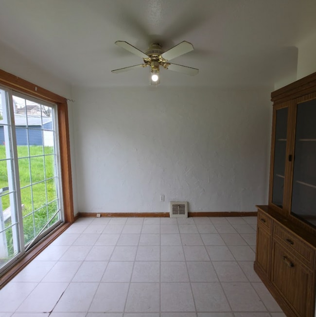 Building Photo - Multi Family Home 3 Bedroom and 1 Bath For Rent