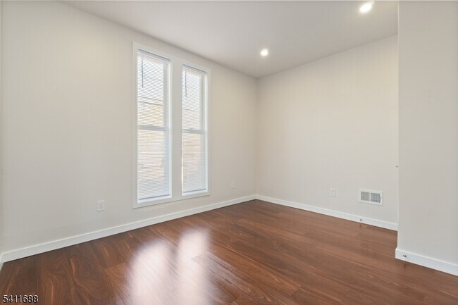 Building Photo - 824 George St