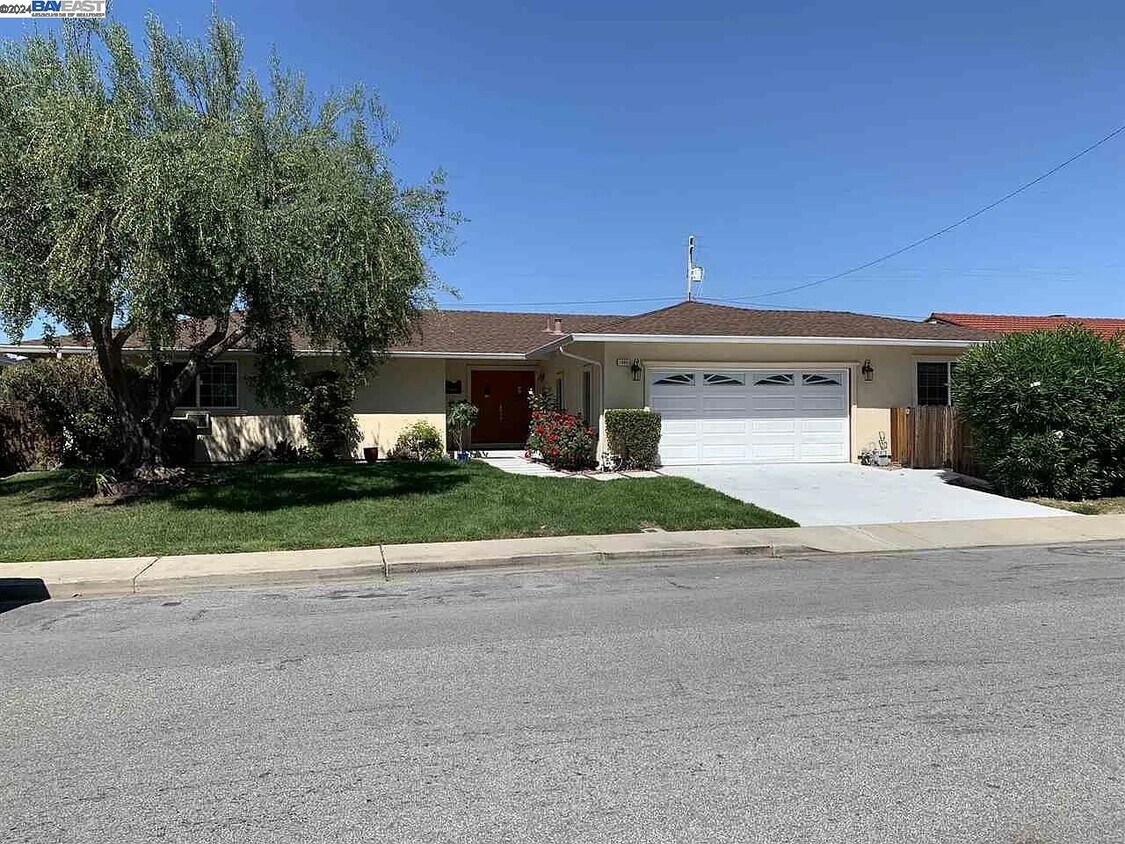 Primary Photo - 1399 Camero Way