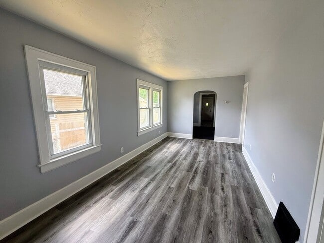 Building Photo - Three bedroom one bathroom home for rent