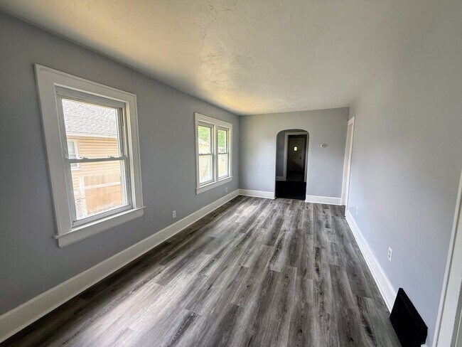 Foto del edificio - Three bedroom one bathroom home for rent