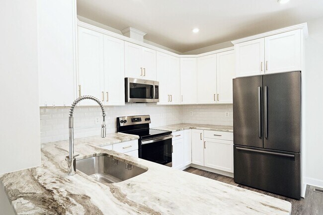Foto del edificio - Pet-Friendly Fry's Spring Townhome Near 5th St Station