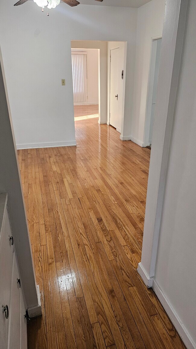 Building Photo - 1112 W 148th St