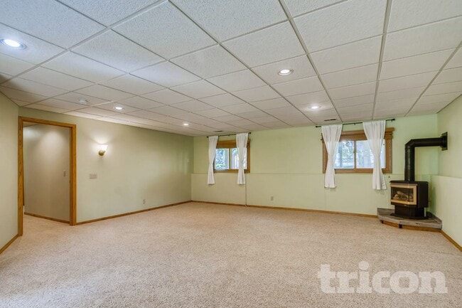 Building Photo - 2110 Helmo Ave N