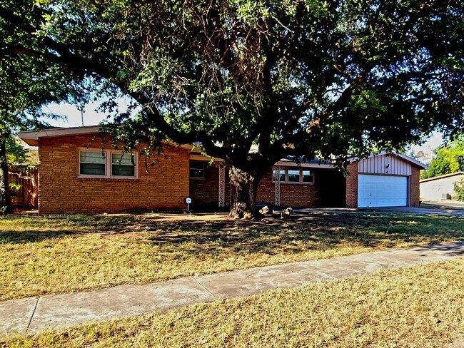 Foto del edificio - Huge 4 bed 2 bath with a sunroom and office