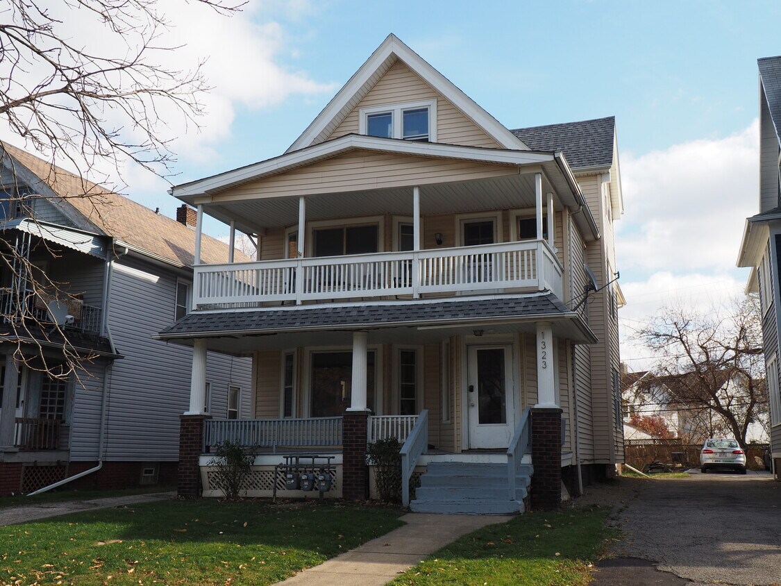 Foto principal - 1323 W 102nd St