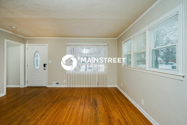 Building Photo - 3 Bedroom Pet-Friendly Home in Louisville, KY with Main Street Renewal