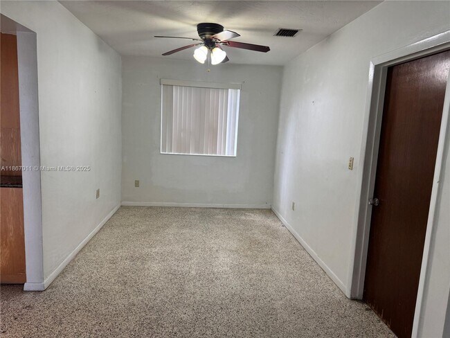 Foto del edificio - 8942 SW 16th St