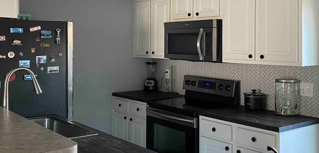 Foto del edificio - 4839 Stoneybrook Blvd