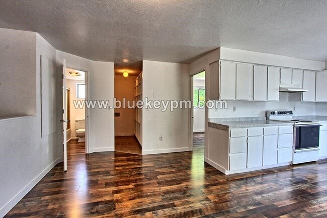Building Photo - Upper Floor 1 Bed, 1 Bath Duplex Unit for ...
