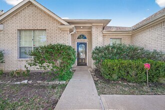 Building Photo - 2431 Pine Shadows Dr