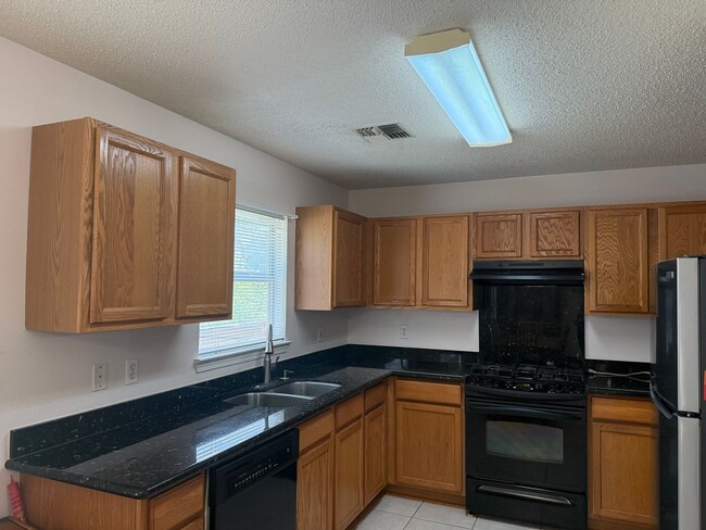Building Photo - Two Bedroom Cutie