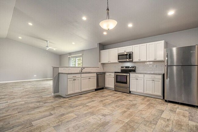 Building Photo - 17461 Silver Maple St