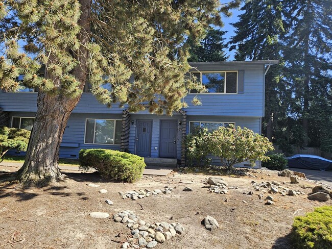 Building Photo - Remodeled 2/1.5 Townhome in a Quiet Fourplex