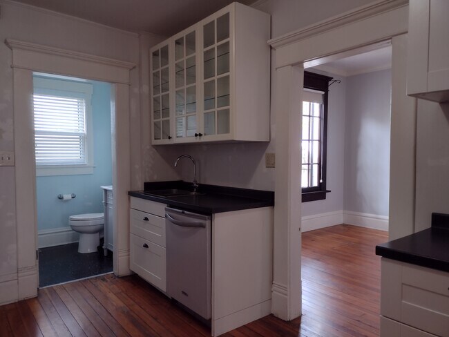 Building Photo - 1361 Hamlet St