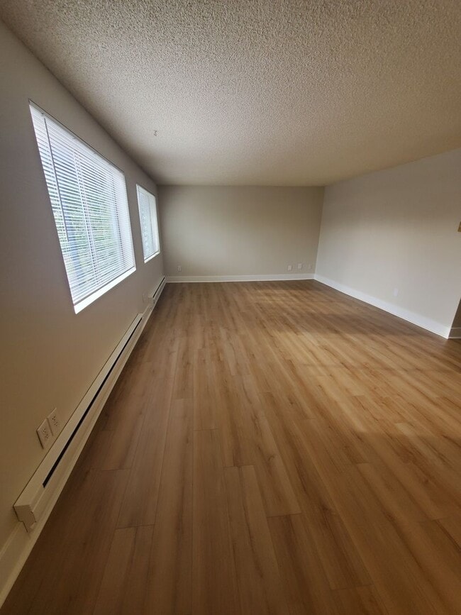Building Photo - Now Available – Spacious 2 Bed / 1 Bath Ap...