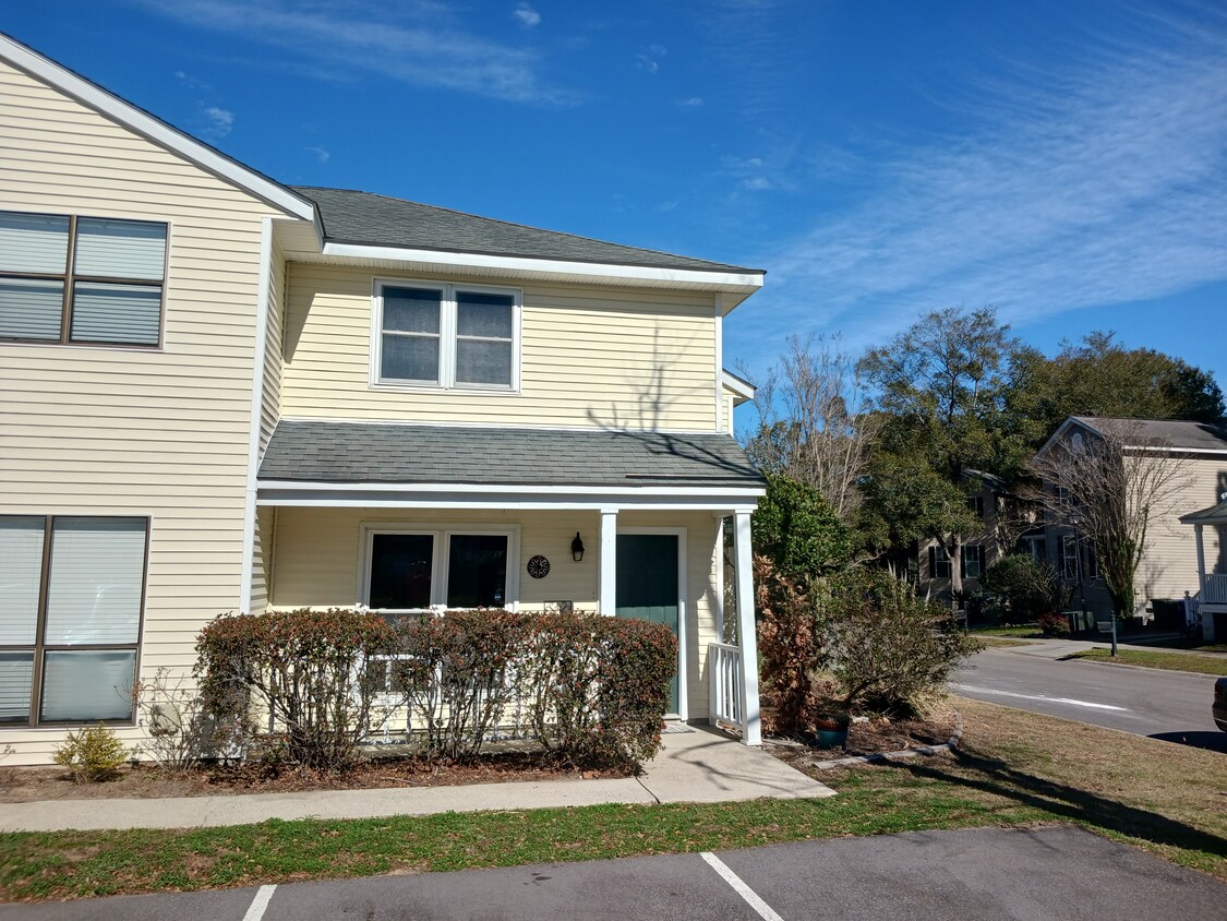 End unit townhome - 873 Sedge Ct