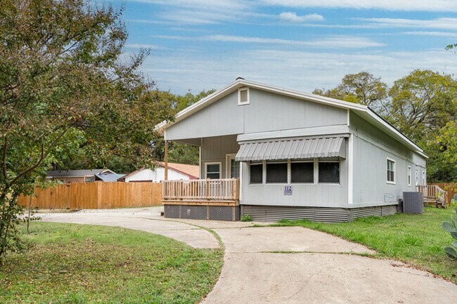Building Photo - 112 Queenswood Dr