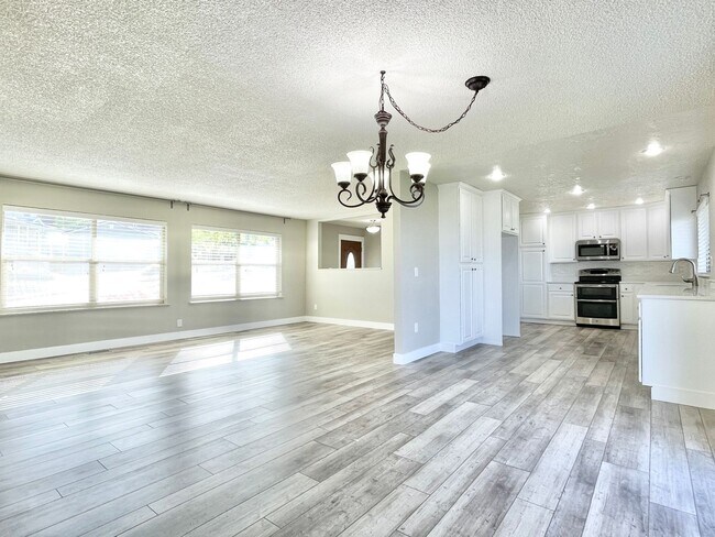 Building Photo - Gorgeous Home with Stunning Views!