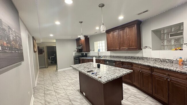 Foto del edificio - 6322 N Lakewood Ave