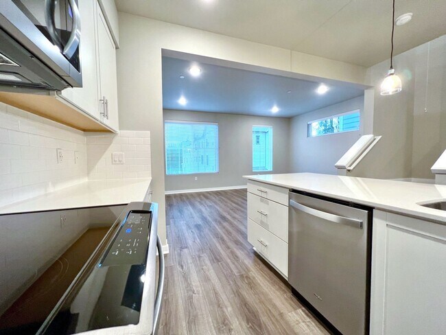Building Photo - LAKE STEVENS 3 Bdrm End-Unit Townhome - CL...