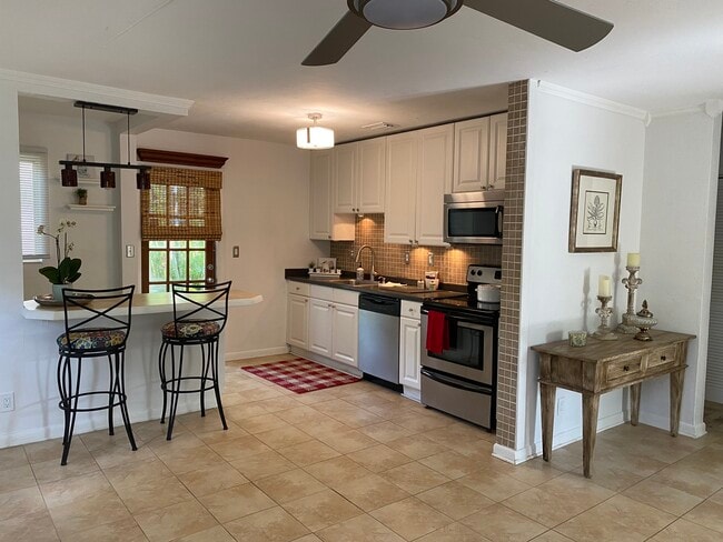 Open fully equipped kitchen - 946 Ardmore Rd