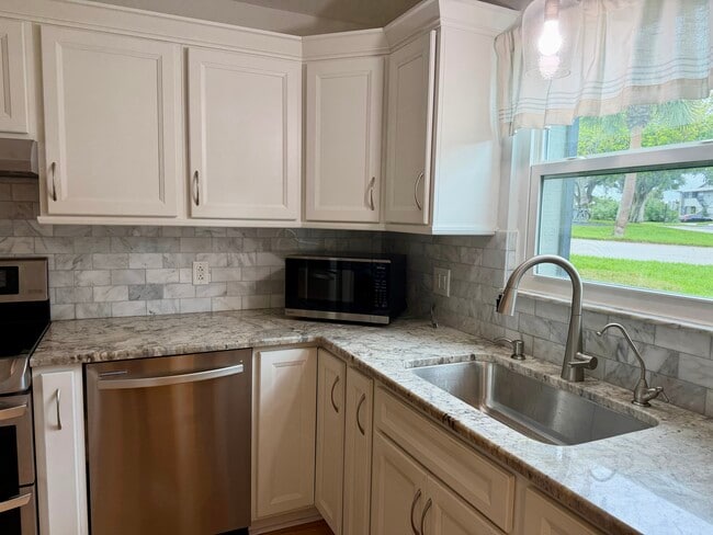 Building Photo - 8388 SE Croft Cir