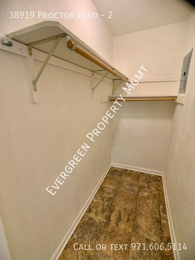 Building Photo - Charming Studio Apartment in Sandy! | $1,195