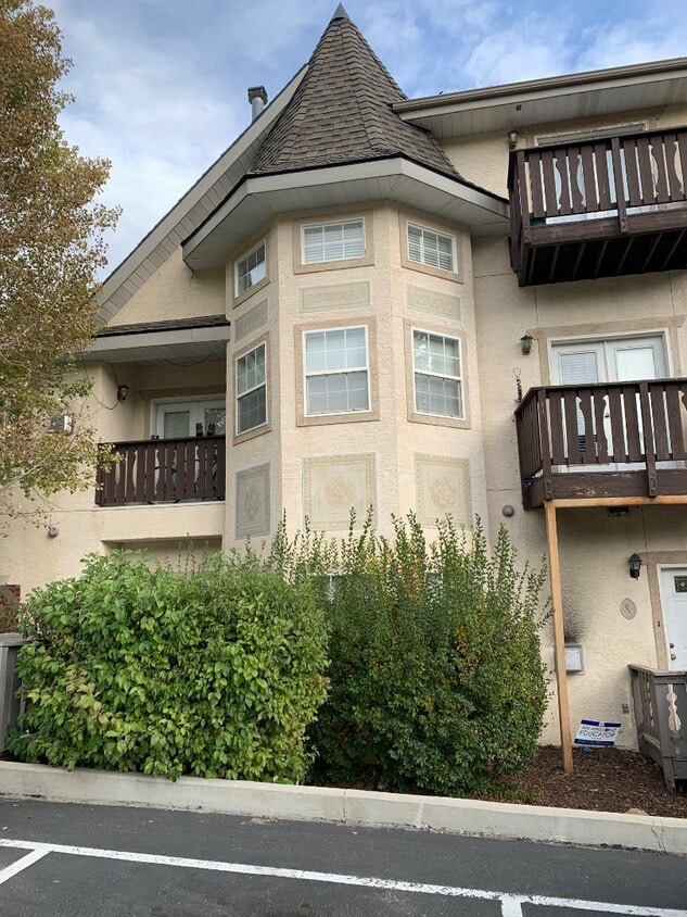 Building Photo - 350 N Fairway Dr