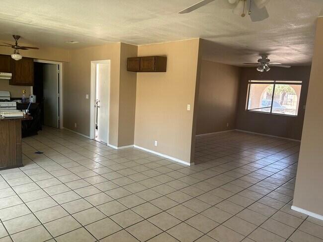 Building Photo - 1550 N Lehmberg Ave