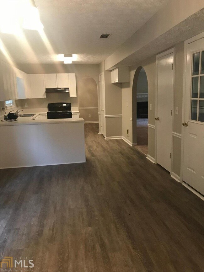 Building Photo - 3600 Brookview Dr